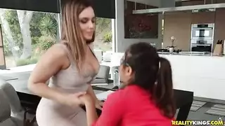 أوضة جنسية نسائية بمشاركة ناتاشا نايس وإيلا نوكس