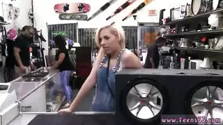 بنت جسم ناعم تتطلع على ازب الصغير