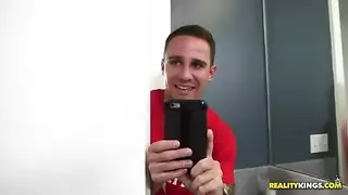 زوجة الأب تُدمر مهبلها في الحمام من قبل ابن زوجها