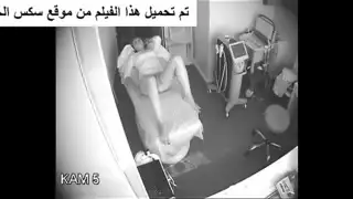 زيارة الصالون المثيرة: كاميرا تجسس تسجل فرجها يُزال شعره ثم تمارس الجنس معها