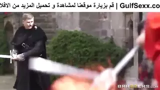 تستخدم الساحرة قواها لاستنزاف القضيب الملكي بورن من العصور الوسطى