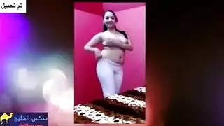 عارضة ذات أثداء كبيرة تستعرض وتعصر صدرها الناعم