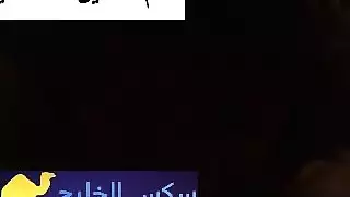 يمسك بزازها و تلعب في زبو