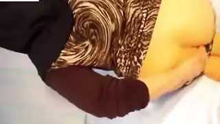 فتاة منقبة تبلل وتدخل أصابعها مع أفلام الإباحية