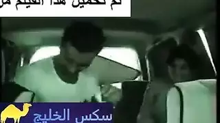جلسة نيك حارقة في المقعد الخلفي للسيارة