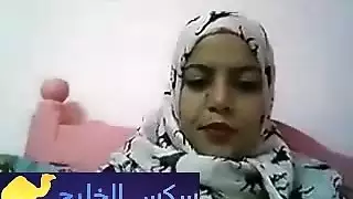 محجبة تقلع هدومها و تبعبص في كسها امام الكاميرا سكس عربي