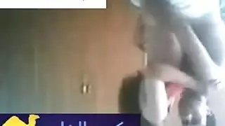 متعة عمودية: فتاة عراقية ساخنة تأخذ القضيب وهي واقفة
