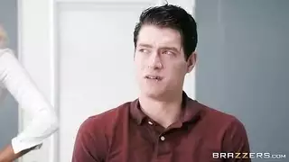 نيكوليت شيا تمارس الجنس الفموي بعمق وجلسة نيك شديدة