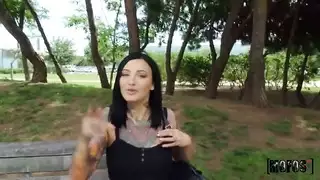 جنس في المنتزه مقابل المال: عاهرة ساخنة تُمارس معها الجنس مزدوج في العلن