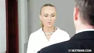 سيجارة سيدة الشرج اللعب