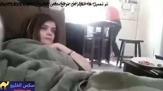 جلسة استمناء سرية مع الحبيب بينما الأب مشتت