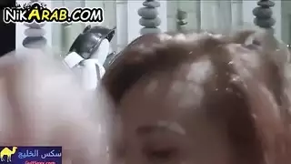 عاهرة شرج مصرية تأخذ قضيبًا عملاقًا في المطبخ