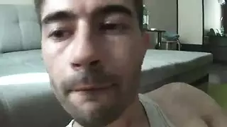 فارس يصل للذروة بقوة وينزل سائله أمام الكاميرا