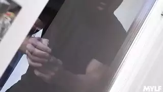 شقراء وقحة تحتجز لص لجلسة سكس صعبة