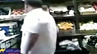 بورن متجر البقالة: فتاة مصرية تنك بقسوة في ممر الخضار