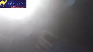 جميلة شرق أوسطية تمص قضيبًا في سيارة متوقفة