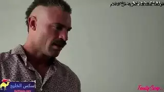 أم مصدومة تشاهد بينما الزوج ينكح فرج ابنتها المتقطر