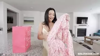 الأخ يضرب الأخت بمشهد غرفة نوم حميم