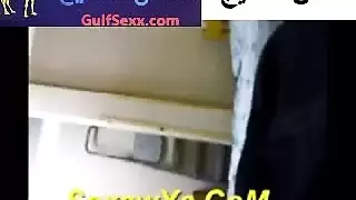 زوجها لا يعلم أنها تُضاجع بقوة في مكان آخر