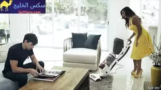 حنجرة زوجة الأب الشقراء هي مكب للسائل المنوي لصديق شاب