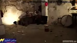 مراهقة محتجزة تمارس جنسًا صريحًا مع مهرج مختل