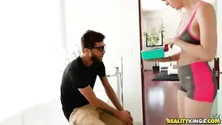 أثداء كبيرة لجنس صعب مع مريض للممرضة المشاغبة