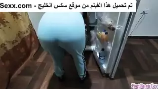 المراهقة المتمردة تطحن مؤخرتها السميكة في حضن زوج أبيها