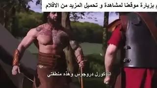 تقاسم الأميرة وخادمتها قضيباً عملاقاً في علاقة جنسية جماعية