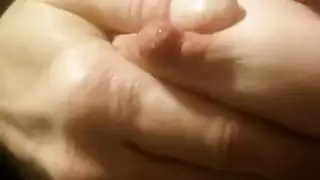 جيس تعض شفتها بينما يدفع عمود رجل عشوائي بعمق في كسها المنقع