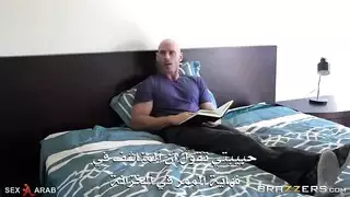 جوني سينز يمارس الجنس بقوة مع الخادمة الشهوانية في كل غرفة