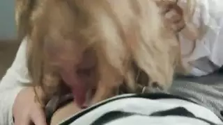 أم شقراء تستمني بعضو ذكر صناعي في مشهد حميمي منفرد