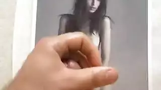 إيميلي راتاجكوفسكي تركب بقوة وتصل للنشوة وهي تصرخ على لعبة جامحة