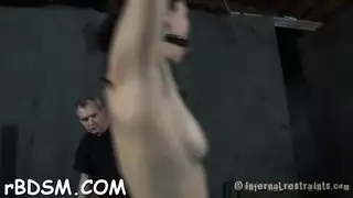 شقراء ساخنة ذات ثدي كبير تمارس الجنس أمام الكاميرا