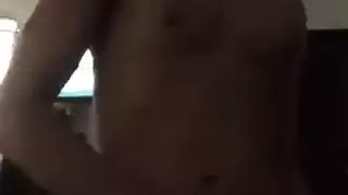 فتاة الأحلام الماصة للقضيب فيي تخدم عمودًا صلبًا