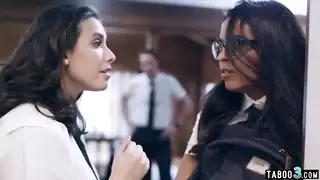 أخذ عذرية مراهقة باختراق مزدوج عنيف