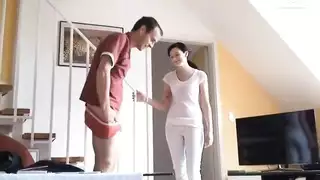 مراهقة بيضاء صغيرة في موقع عمل خشن إكس إكس إكس