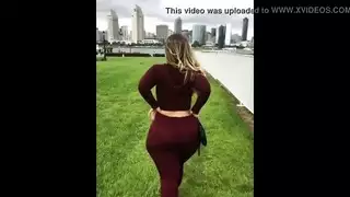عشيق عضلي يمسد ملكة المصارعة في الجاكوزي