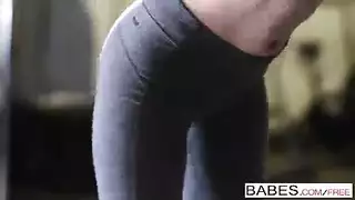 شقراء قبل نائب الرئيس فغر هول