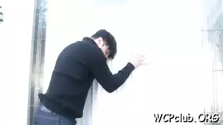 لقد تعرت بالكامل من أجل قضيبه المتطلب