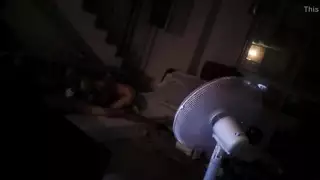 الديك شقراء كبيرة بين اثنين من الاطفال