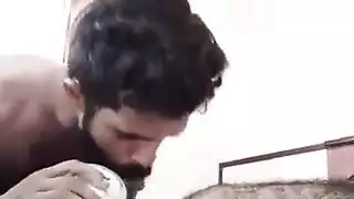 رجل يداعبها باللسان قبل ضرب فتحتها المبللة