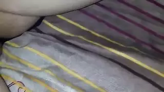 مراهقة في شرج ومهبل تُضرب بقوة على فراش ضخم