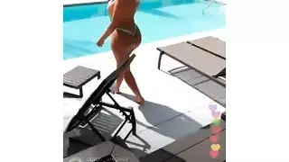 سحاقيات مائعات في وحل زلق لممارسة الجنس