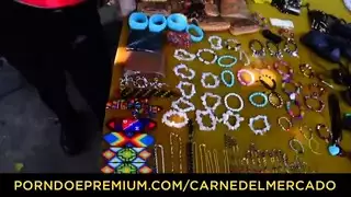 كولومبية صغيرة تأخذه بعمق في كلا الفتحتين جماع حلقة هاردكور