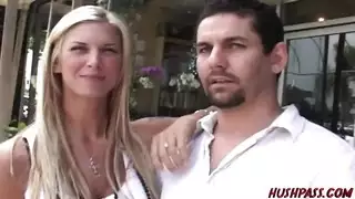 زوجة ممتلئة تئن خلال جنس شرجي مكثف