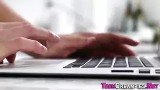 فتاة شقراء مراهقة تتعمق في مص قضيب سميك
