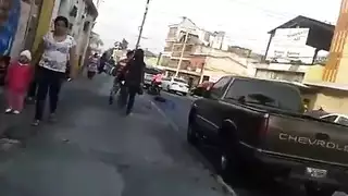 سمراء بمؤخرة كبيرة تمص قضيب أسود حتى تنزل