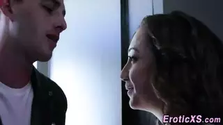 فتاة صغيرة مدللة بعيون زرقاء: شرجي ثم حلق عميق إكس إكس إكس