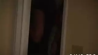 رئيس يملأ العارضة وصديقاتها السمر بالسائل المنوي