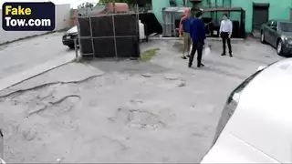 شاب صغير يأخذ جنس سيارة مجهول من الخلف